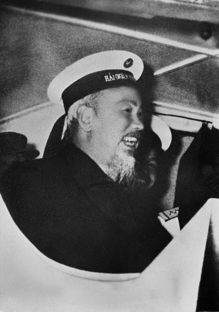 Chủ tịch Hồ Chí Minh đội chiếc mũ Hải quân nhân dân Việt Nam khi đến thăm một đơn vị hải quân đang sẵn sàng chiến đấu bảo vệ vùng biển Tổ quốc, ngày 22/1/1962. (Ảnh: TTXVN)