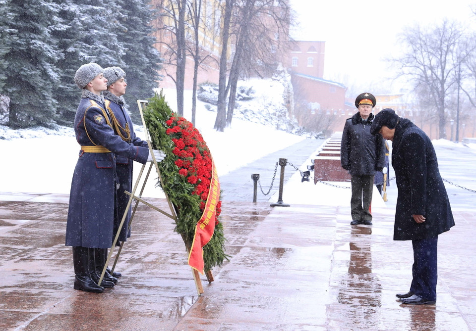 Chủ tịch nước Nguyễn Xuân Phúc đặt vòng hoa tại Đài tưởng niệm các Chiến sỹ Vô danh. (Ảnh: Thống Nhất/TTXVN)
