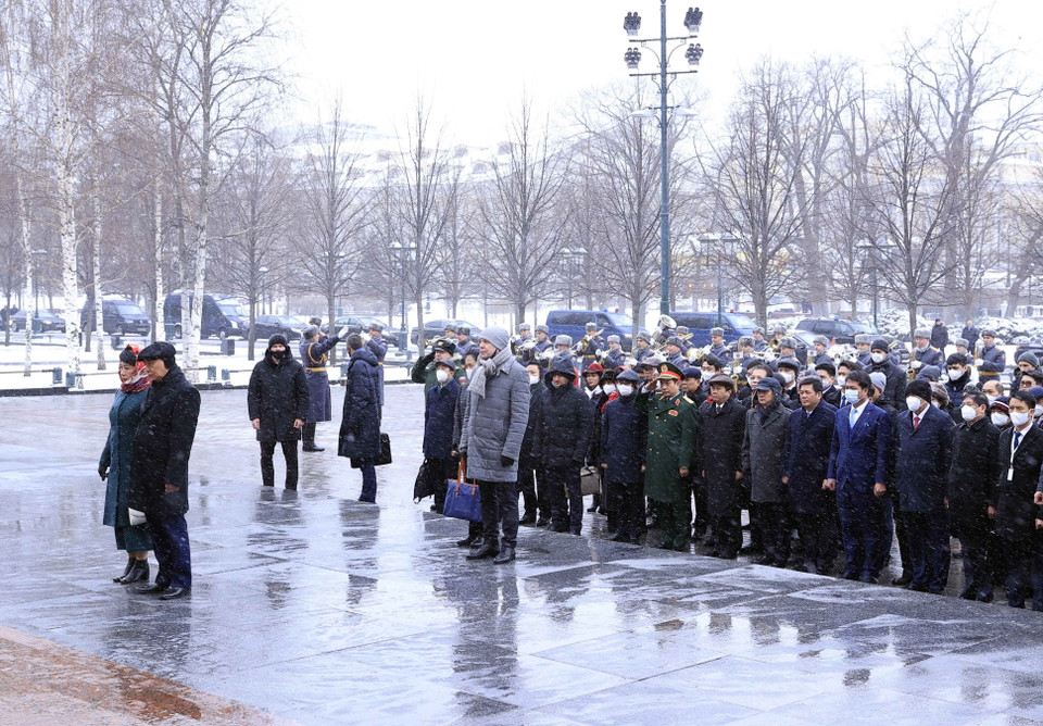 Chủ tịch nước Nguyễn Xuân Phúc đặt vòng hoa tại Đài tưởng niệm các Chiến sỹ Vô danh. (Ảnh: Thống Nhất/TTXVN)