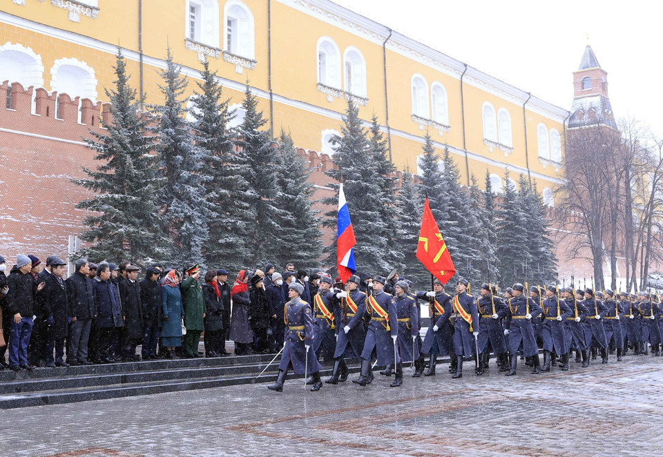 Sáng 1/12/2021 (theo giờ địa phương), tại thủ đô Moskva, Liên bang Nga, Chủ tịch nước Nguyễn Xuân Phúc đặt vòng hoa tại Đài tưởng niệm các Chiến sỹ Vô danh. (Ảnh: Thống Nhất/TTXVN)