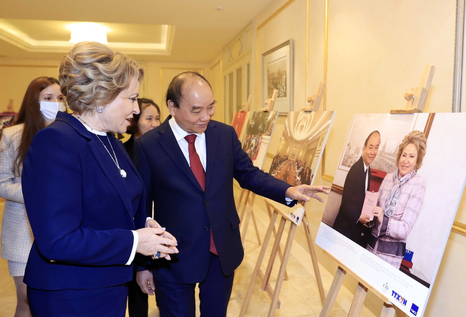 Chủ tịch nước Nguyễn Xuân Phúc và Chủ tịch Hội đồng Liên bang Nga Valentina Matvienko thăm quan triển lãm ảnh 'Hai thập niên quan hệ đối tác chiến lược giữa Nga và Việt Nam qua những bức ảnh của phóng viên TTXVN và TASS.' (Ảnh: Thống Nhất-TTXVN)