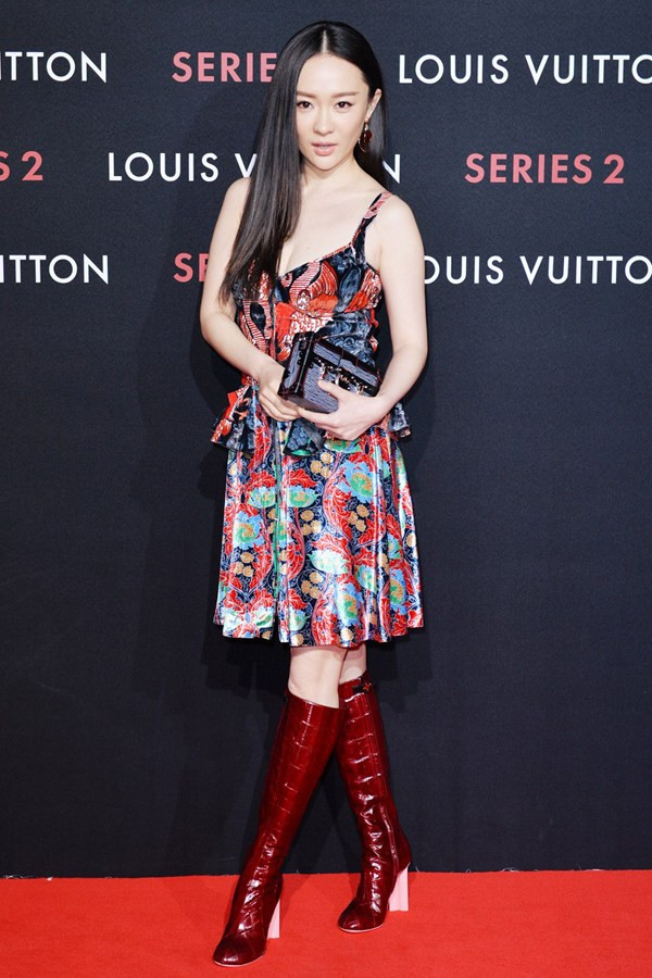 Bất chấp thời tiết lạnh tại Bắc Kinh, diễn viên Hoắc Tư Yến chọn cho mình thiết kế đầm rất gợi cảm, nổi bật với những họa tiết nhiều màu sắc. Cô hoàn thiện trang phục của mình với đôi boots cao ngang đầu gối làm bằng da cá chình màu đỏ của Louis Vuitton