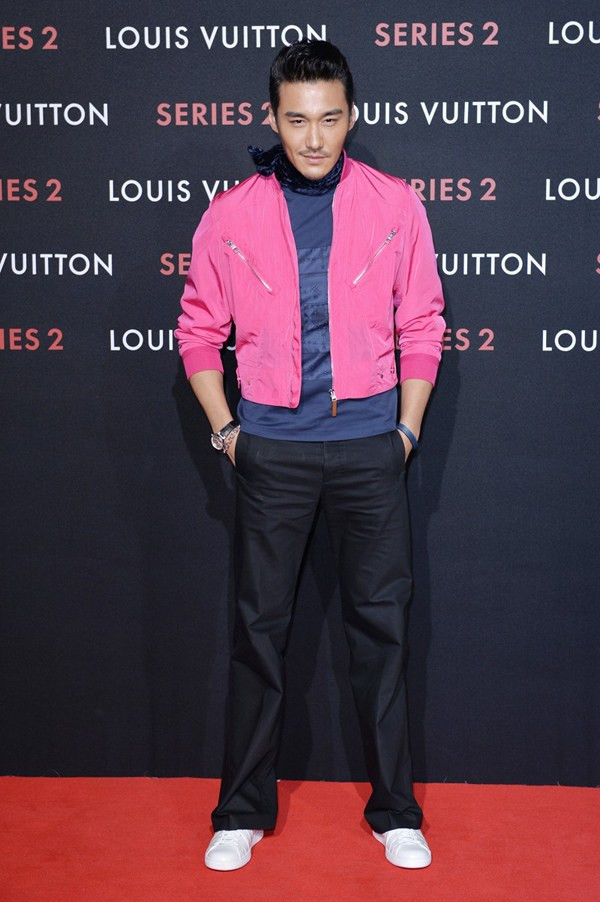 Nam diễn viên Hồ Bình nổi bật với chiếc áo khoác bomber thể thao màu hồng hoa vân anh (fuchsia). Bộ trang phục mang lại vẻ khỏe khoắn, trẻ trung cho nam diễn viên 44 tuổi