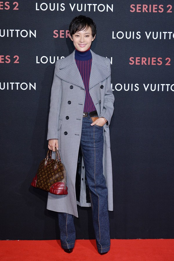 Nữ diễn viên Tôn Lệ chọn quần denim ống rộng mang cảm hứng thập niên 70 cùng áo len cổ lọ và áo khoác dáng dài mang đến vẻ đẹp của người phụ nữ cổ điển