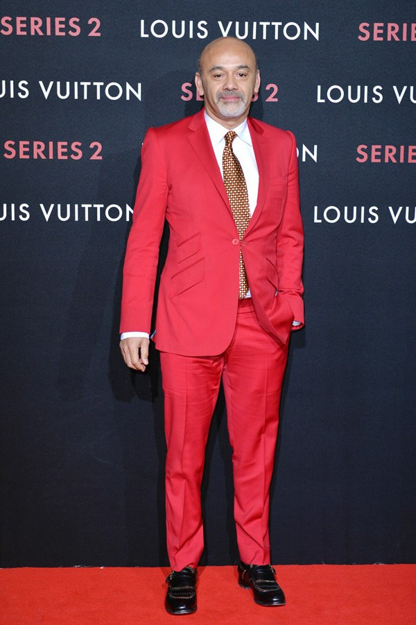 Nhà thiết kế Christian Louboutin cũng xuất hiện trong sự kiện tại Bắc Kinh của Louis Vuitton. Ông chọn cho mình một bộ suits màu đỏ, gợi nhắc đến tông màu đỏ trong những đế giày lừng danh của mình