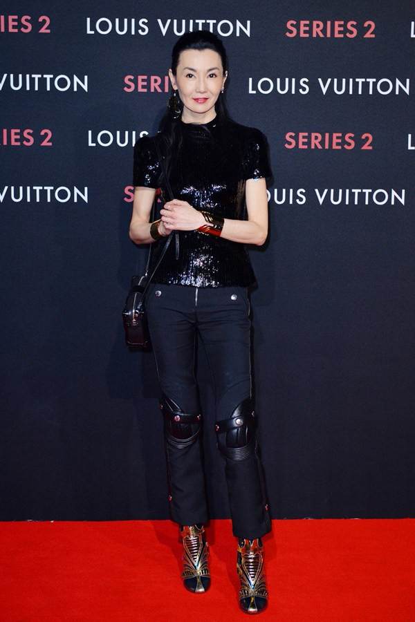 Trương Mạn Ngọc – một trong “Tứ đại mỹ nhân” lừng lẫy của điện ảnh Trung Hoa – xuất hiện trên thảm đỏ sự kiện trong trang phục và phụ kiện thuộc bộ sưu tập Xuân Hè 2015 của Louis Vuitton. Thiết kế mang đậm dấu ấn “futuristic” mang đến cho mỹ nhân 51 tuổi vẻ đẹp hiện đại, trẻ trung và năng động rất ấn tượng 