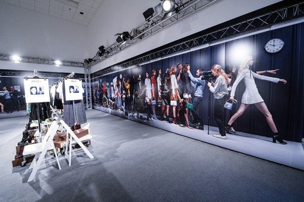 Triển lãm "Series 2 - Past, Present, Future" của Louis Vuitton được chia ra thành nhiều không gian, thể hiện cái nhìn đa chiều của Giám đốc Sáng tạo Nicolas Ghesquière về người phụ nữ Louis Vuitton