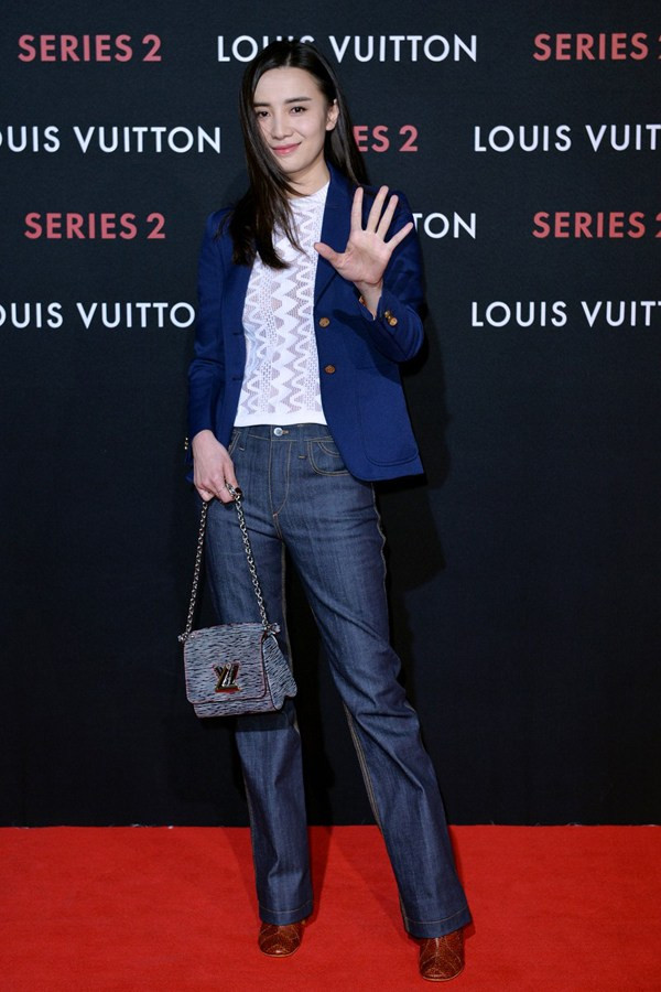 Nữ diễn viên Tống Giai chọn áo khoác blazer phối cùng quần denim, sự kết hợp kinh điển không bao giờ lỗi mốt