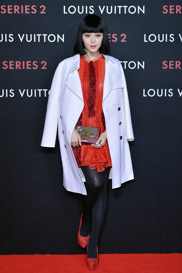 Cũng diện một thiết kế trong bộ sưu tập Xuân Hè 2015 của Louis Vuitton, Phạm Băng Băng chọn tông đỏ làm màu sắc chủ đạo cho trang phục của mình. Cô cũng không quên mang thêm chiếc túi xách Petite Malle rất ăn khách của Louis Vuitton