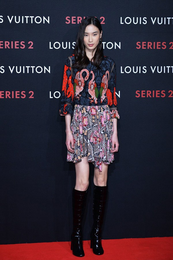 Người mẫu Dylan Xue Triển lãm “Series 2 - Past, Present, Future” của Louis Vuitton bắt đầu chuyến du hành vòng quanh thế giới. Sau thành công tại Los Angeles (Mỹ), Louis Vuitton đã mang triển lãm này tới Bắc Kinh và thu hút một lượng khách mời ấn tượng trong đêm khai mạc. Đến với triển lãm này, mọi người sẽ hiểu được rõ hơn về cái nhìn mới mẻ đa chiều của Giám đốc Sáng tạo Nicolas Ghesquière dành cho Louis Vuitton sau hơn một năm anh đảm nhiệm vị trí này.