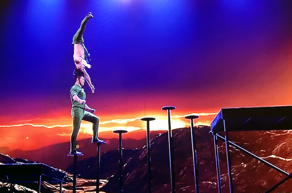 Từng bước chân của hai nghệ sỹ xiếc Việt Nam thu hút mọi ánh nhìn của khán giả Britain’s Got Talent. (Ảnh: Diễm Quỳnh/Vietnam+)