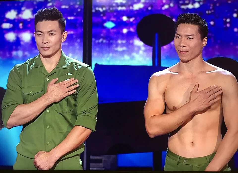 Trang phục biểu diễn độc đáo với huy hiệu lá cờ tổ quốc trên ngực của Quốc Cơ-Quốc Nghiệp trong đêm chung kết. (Ảnh: Diễm Quỳnh/Vietnam+)