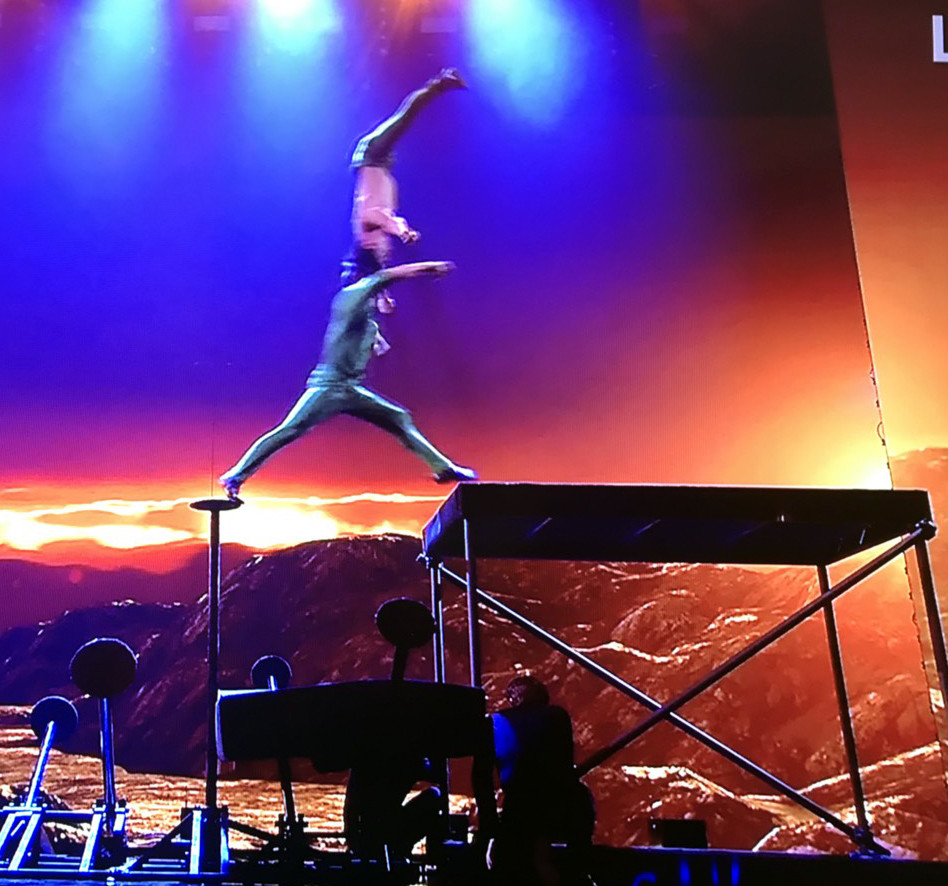 Bước nhảy đặc biệt dành riêng cho đêm chung kết khiến mọi người bất ngờ. (Ảnh: Diễm Quỳnh/Vietnam+)