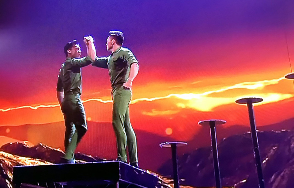 Trang phục biểu diễn độc đáo với huy hiệu lá cờ tổ quốc trên ngực của Quốc Cơ-Quốc Nghiệp trong đêm chung kết. (Ảnh: Diễm Quỳnh/Vietnam+)