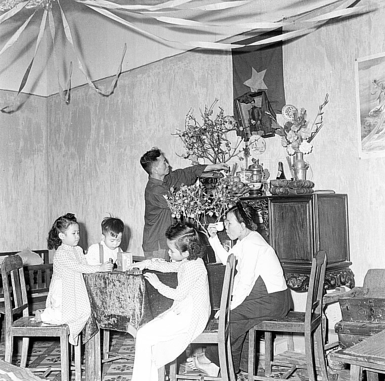 Gia đình anh Nguyễn Văn Thịnh, công nhân Nhà máy Đèn Yên Phụ, Hà Nội chuẩn bị đón Tết Nguyên Đán Kỷ Hợi (1959). (Ảnh: Tư liệu TTXVN)