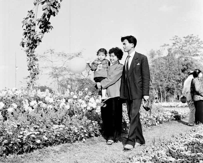 Gia đình anh Nguyễn Văn Hoàng, cán bộ Nhà máy Xe lửa Gia Lâm, Hà Nội vui chơi trong ngày Tết Nguyên Đán Nhâm Dần (1962). (Ảnh: Tư liệu TTXVN)