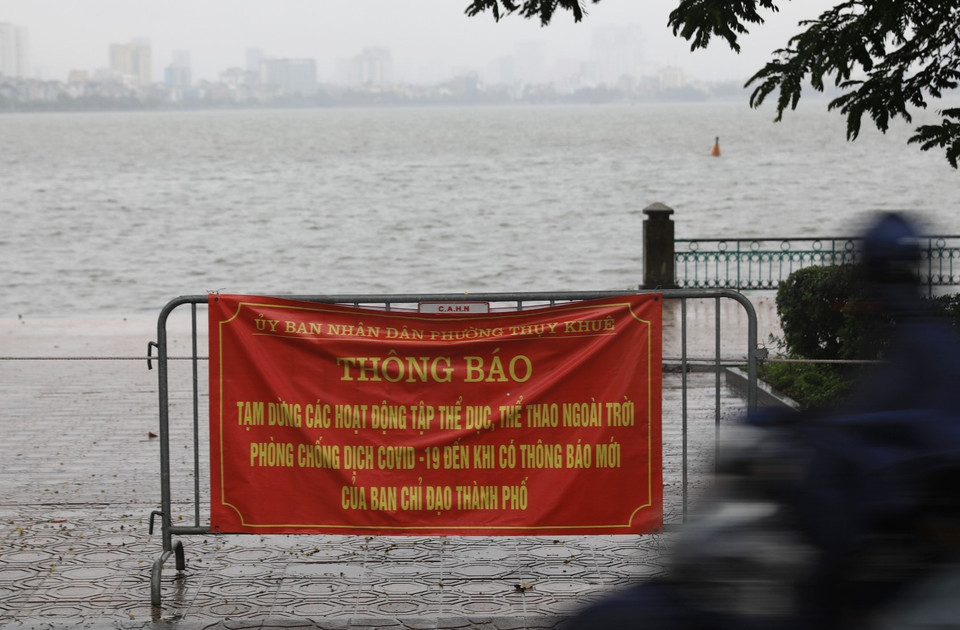 Cơn mưa sáng 23/7 cùng với thông tin có ca F0 tập thể dục quanh hồ Tây khiến khu vực quanh hồ không còn người tập thể dục. (Ảnh: Thành Đạt/TTXVN)