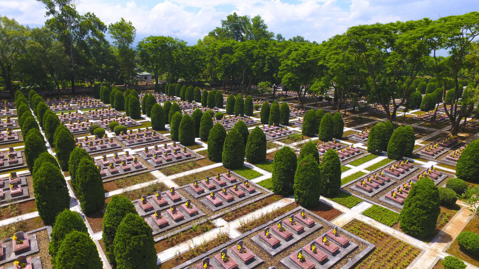 Những phần mộ liệt sỹ ở nghĩa trang Độc Lập. (Ảnh: Xuân Tư/TTXVN)