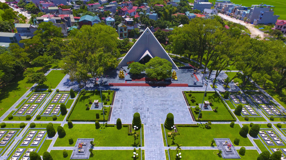 Đài tưởng niệm nghĩa trang A1 được thiết kế những ngôi sao tương ứng với các phần mộ liệt sỹ tại nghĩa trang. (Ảnh: Xuân Tư/TTXVN)