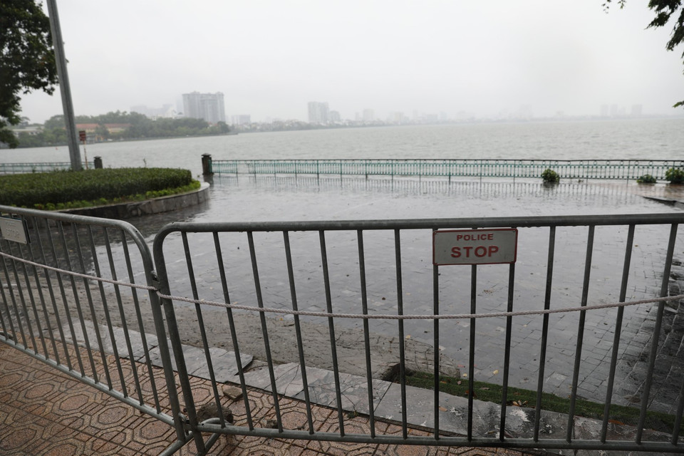 Sau khi có ca F0 đã tập thể dục, đạp xe quanh hồ Tây, sáng 23/7, hiện tượng người dân cố tình tập thể dục, đạp xe quanh hồ đã không còn. (Ảnh: Thành Đạt/TTXVN)