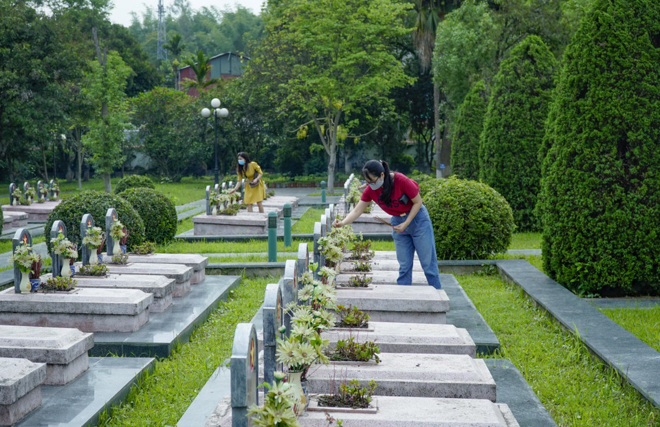 Người dân thắp hương cho các anh hùng, liệt sỹ tại Nghĩa trang A1. (Ảnh: Xuân Tư/TTXVN)