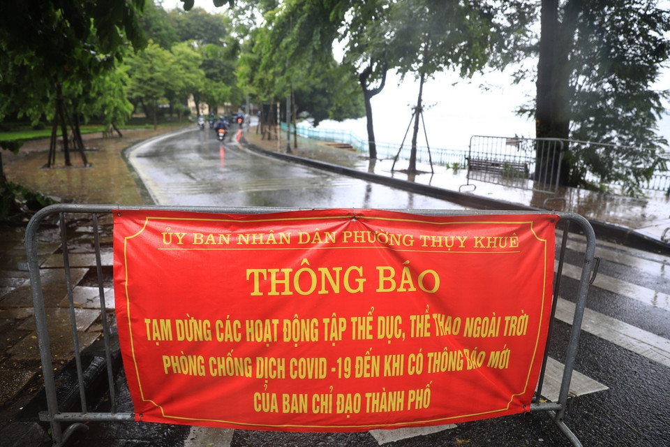 Hiện tượng người dân cố tình tập thể dục, đạp xe quanh hồ Tây đã không còn sau khi có ca F0 đã tập thể dục, đạp xe quanh hồ Tây. (Ảnh: Thành Đạt/TTXVN)