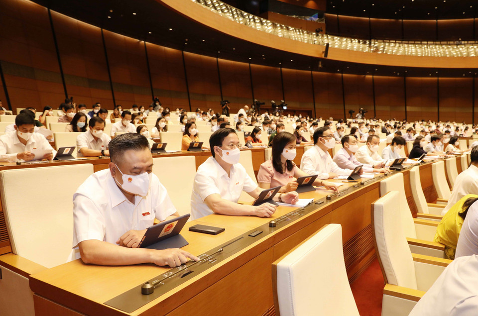 Đại biểu Quốc hội tỉnh Lạng Sơn biểu quyết thông qua Nghị quyết về cơ cấu tổ chức của Chính phủ nhiệm kỳ 2021-2026. (Ảnh: Phương Hoa/TTXVN)