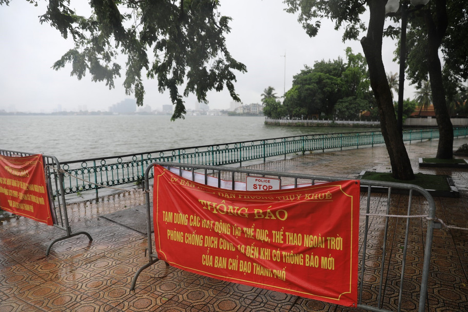 Sau khi có thông tin một ca F0 đã tập thể dục, đạp xe quanh hồ Tây, sáng 23/7, hiện tượng người dân cố tình tập thể dục, đạp xe quanh hồ đã không còn. (Ảnh: Thành Đạt/TTXVN)