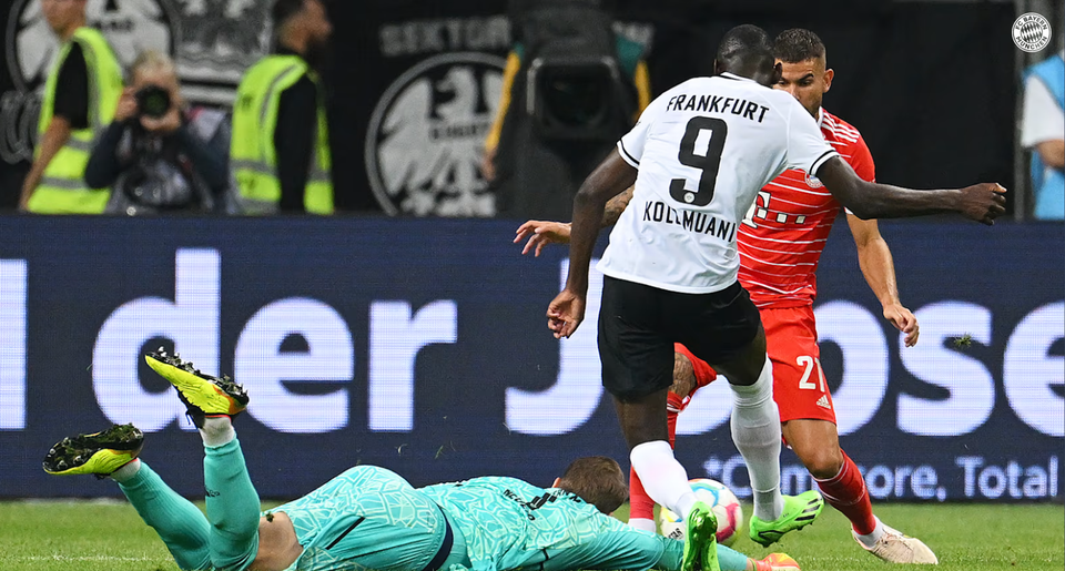 Sang hiệp 2, Frankfurt có bàn rút ngắn 1-5 của Kolo Muani sau sai lầm của Neuer. (Nguồn: FcBayern)