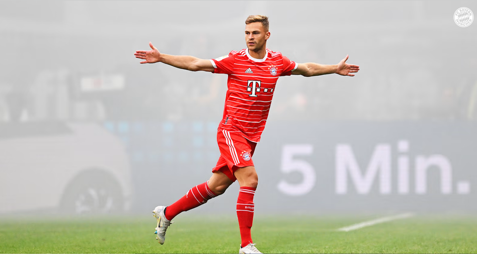 Joshua Kimmich giúp Bayern khởi đầu thuận lợi với pha đá phạt thành bàn ở ngay phút thứ 5. (Nguồn: FcBayern)