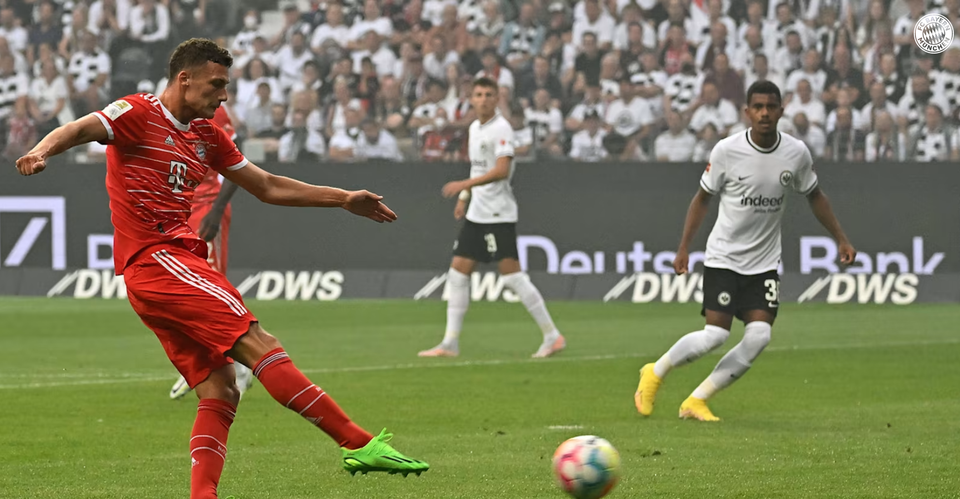 5 phút sau, Pavard dứt điểm căng trong vòng cấm...(Nguồn: FcBayern)