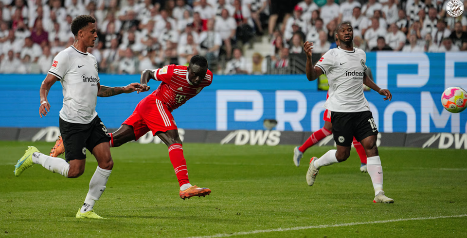 Đến phút 29, Sadio Mane ghi bàn thắng đầu tiên cho Bayern ở Bundesliga.(Nguồn: FcBayern)