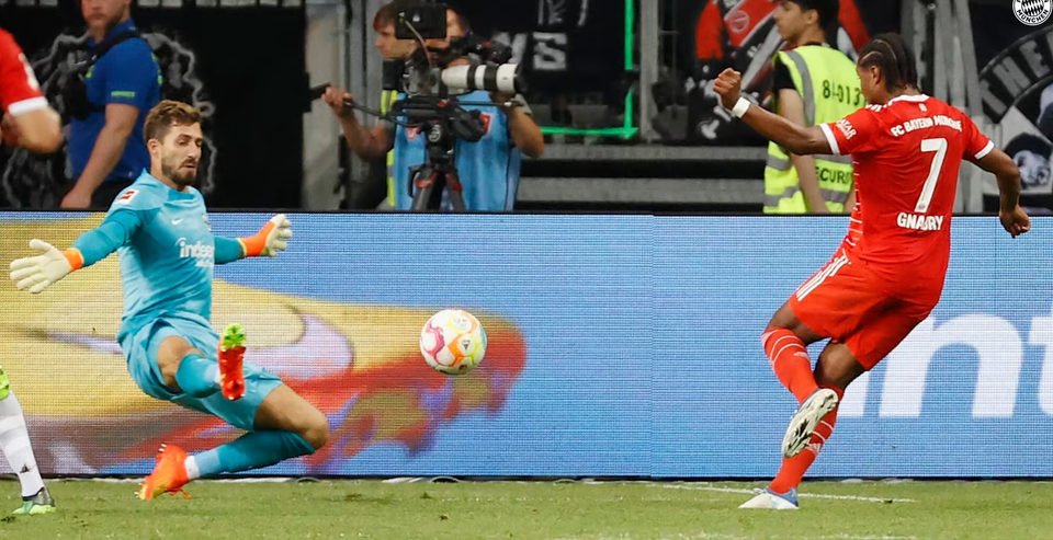 Mueller sau đó 8 phút (43') lại kiến tạo cho Gnabry nâng tỷ số lên 5-0 cho Bayern.(Nguồn: FcBayern)