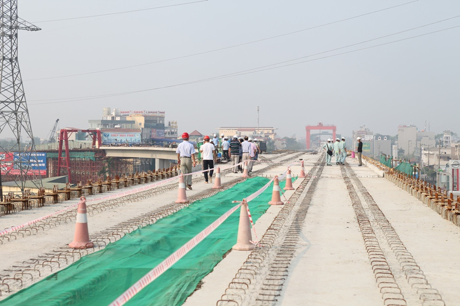 Sau khi hợp long, có thể đi bộ từ điểm đầu đến điểm cuối tuyến đường sắt Cát Linh-Hà Đông. (Ảnh: Doãn Đức/Vietnam+)