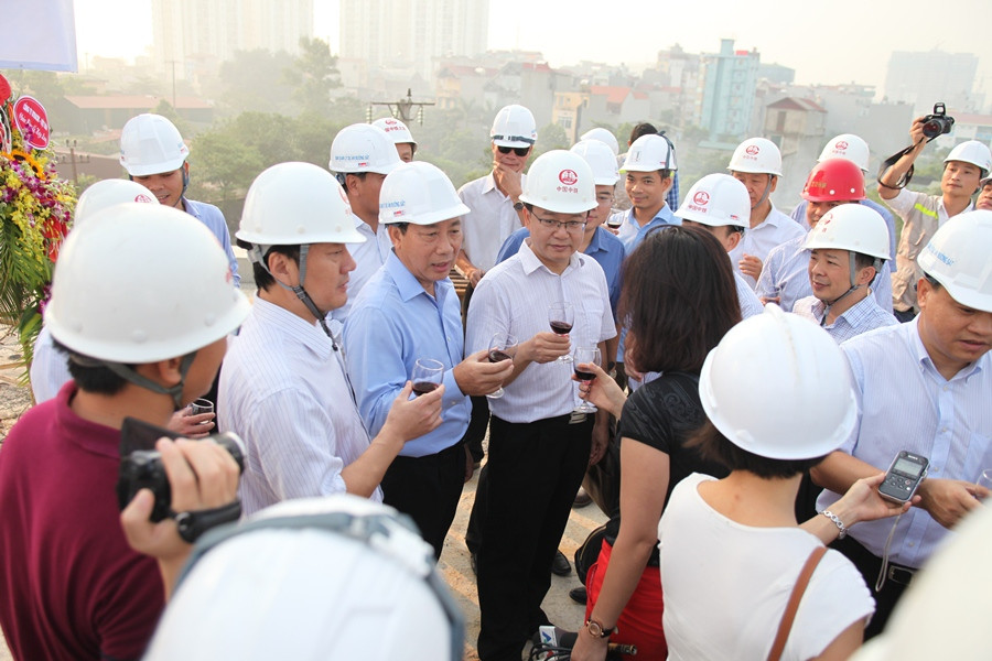 Lãnh đạo Bộ Giao thông Vận tải cùng Ban Quản lý dự án và Tổng thầu Trung Quốc nâng ly chúc mừng họp long thành công phiến dầm cuối cùng. (Ảnh: Doãn Đức/Vietnam+)