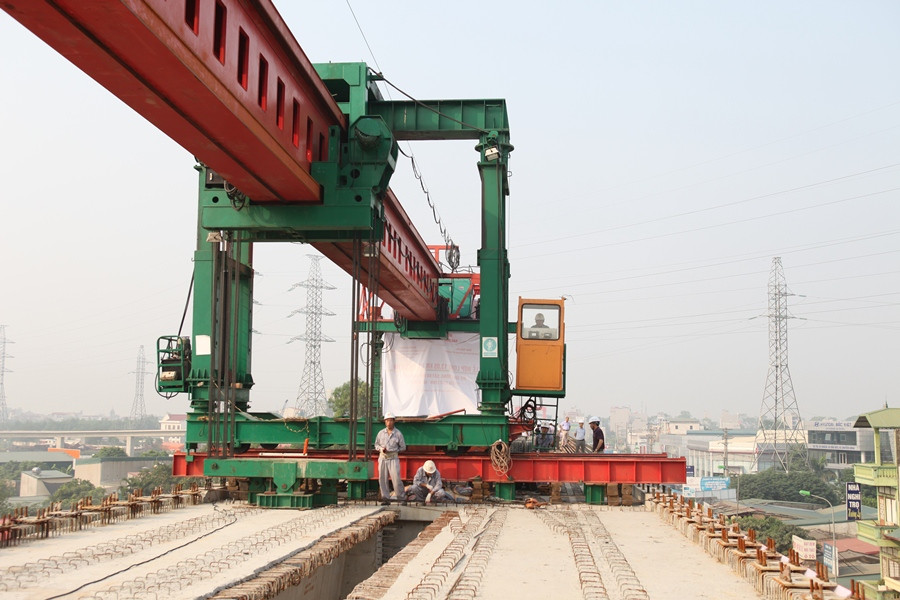 Hệ thống máy lao lắp dầm của tuyến đường sắt đô thị Cát Linh-Hà Đông. (Ảnh: Doãn Đức/Vietnam+)