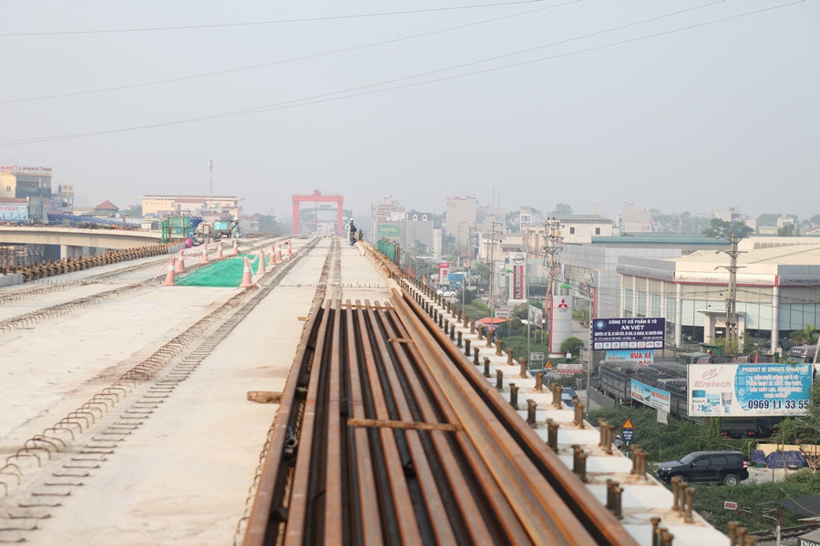 Phiến dầm cuối cùng trong tổng số 806 phiến của dự án đường sắt đô thị Cát Linh-Hà Đông đã được hợp long. (Ảnh: Doãn Đức/Vietnam+)