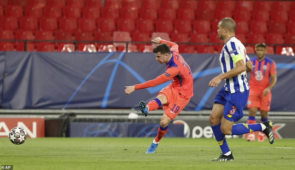 Bước ngoặt chỉ đến ở phút 32, khi Mason Mount có pha xử lý bước một tinh tế loại bỏ hậu vệ đối phương... (Nguồn: AP)