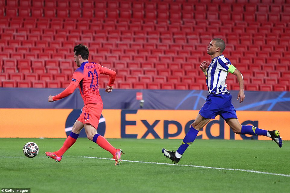 Đến phút 85, tận dụng sao lầm của hàng thủ Porto, Ben Chilwell băng lên cướp bóng rất nhanh... (Nguồn: Getty Images)