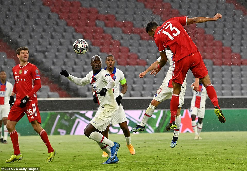 Nhận 2 bàn thua, Bayern dồn lên tấn công và có bàn rút ngắn tỷ số 1-2 ở phút 37 sau pha đánh đầu của... (Nguồn: Getty Images)