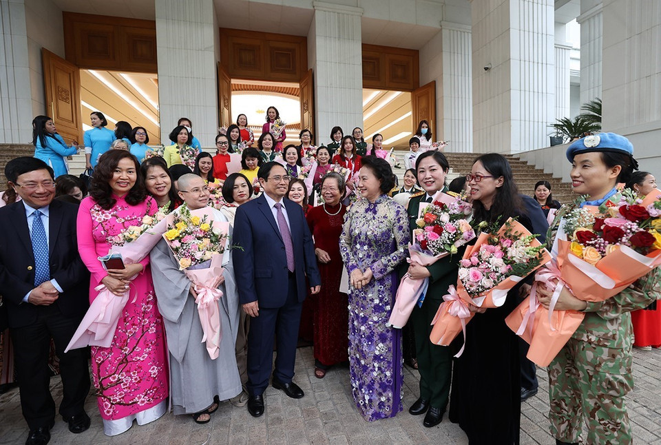 Thủ tướng Chính phủ tin tưởng, truyền thống nhân hậu, đảm đang, trí tuệ và cống hiến luôn tỏa sáng trong mỗi người phụ nữ Việt Nam. (Ảnh: Dương Giang/TTXVN)