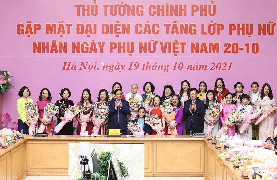 Các phụ nữ tiêu biểu bày tỏ niềm vinh dự, sự phấn khởi, vui mừng trước sự quan tâm của Đảng, Nhà nước, các bộ, ban ngành và toàn xã hội đã dành cho phụ nữ Việt Nam. (Ảnh: Dương Giang/TTXVN)