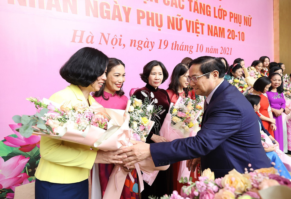 Thủ tướng Phạm Minh Chính với các đại biểu phụ nữ tiêu biểu. (Ảnh: Dương Giang/TTXVN)