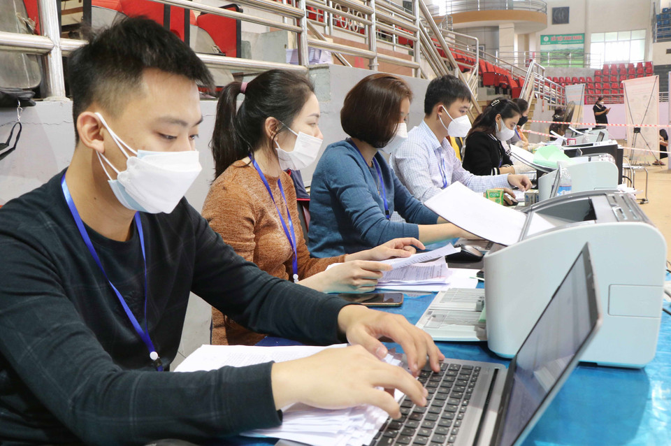 Lực lượng chức năng nhập dữ liệu người được tiêm chủng vào hệ thống. (Ảnh: Trung Kiên/TTXVN)