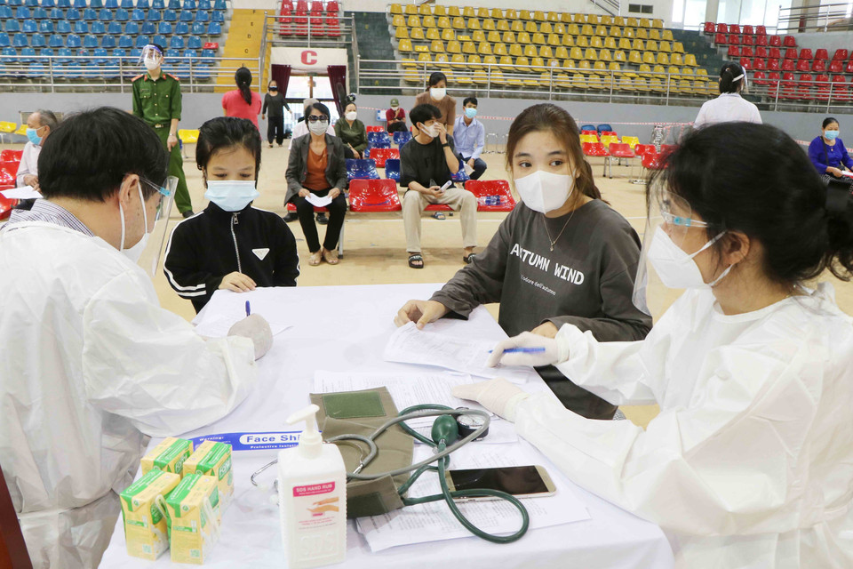 Lực lượng y tế khám sàng lọc và tư vấn cho người dân trước khi tiêm vaccine. (Ảnh: Trung Kiên/TTXVN)