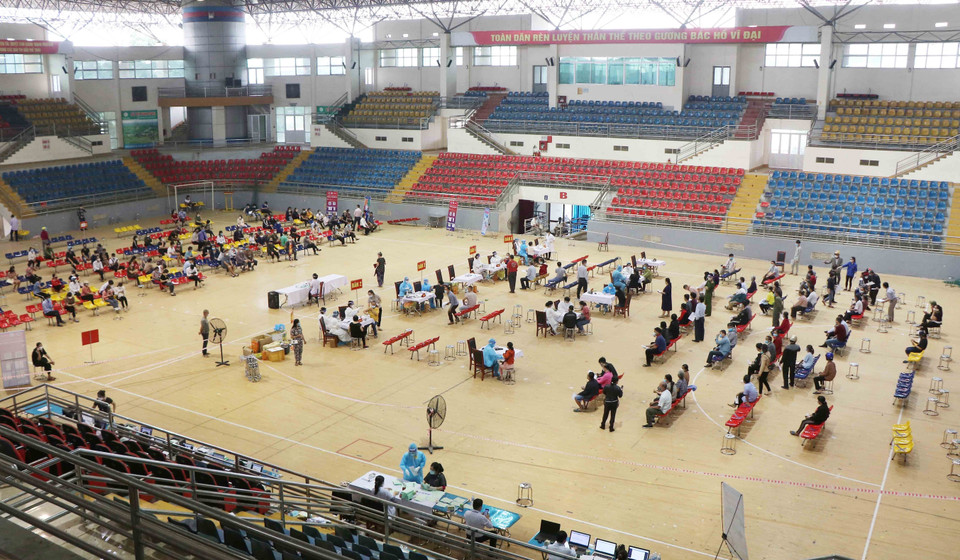 Toàn cảnh tiêm vaccine phòng COVID-19 cho người dân thành phố Việt Trì tại điểm tiêm Nhà thi đấu Thể dục thể thao tỉnh. (Ảnh: Trung Kiên/TTXVN)