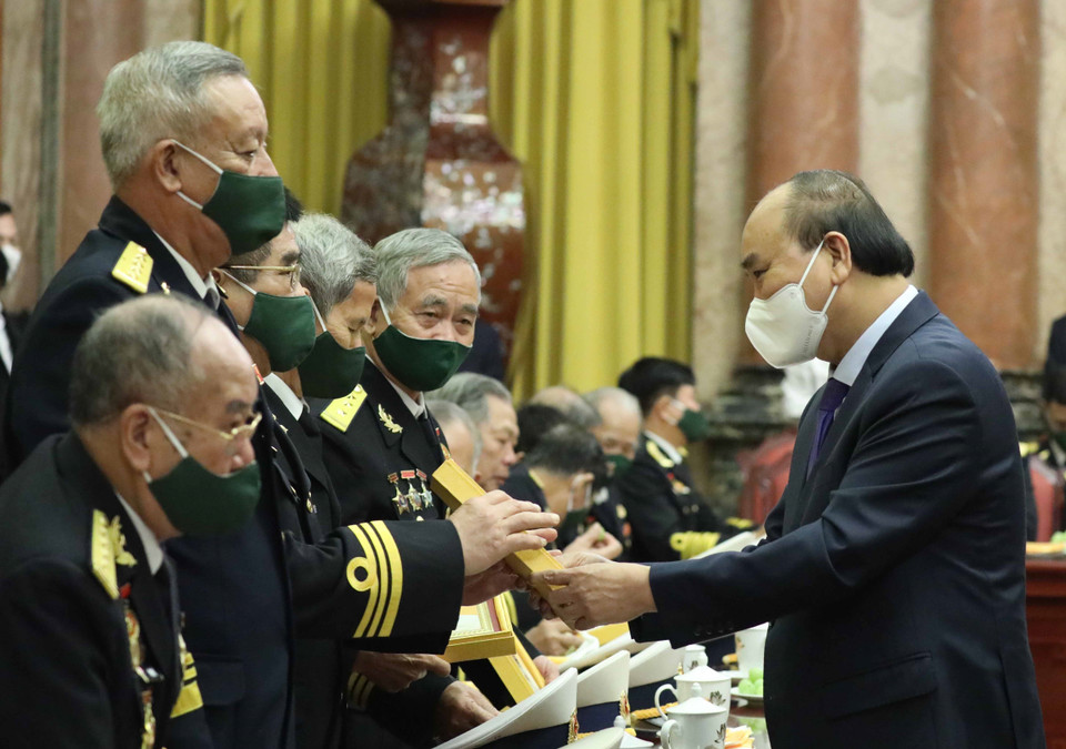 Chủ tịch nước Nguyễn Xuân Phúc tặng quà lưu niệm cho các đại biểu. (Ảnh: Thống Nhất/TTXVN)