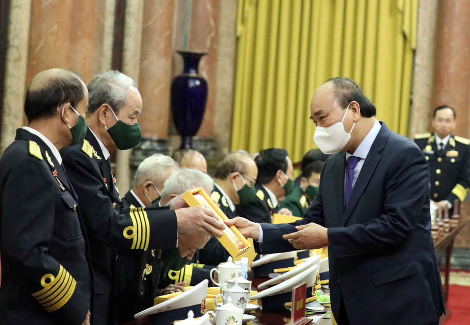 Chủ tịch nước Nguyễn Xuân Phúc tặng quà lưu niệm cho các đại biểu. (Ảnh: Thống Nhất/TTXVN)