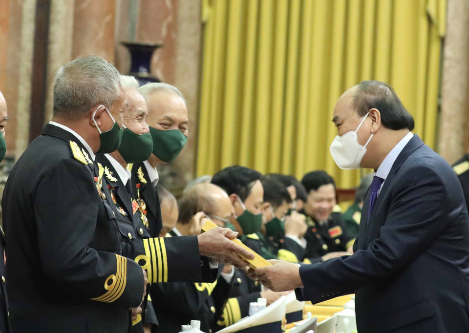 Chủ tịch nước Nguyễn Xuân Phúc tặng quà lưu niệm cho các đại biểu. (Ảnh: Thống Nhất/TTXVN)