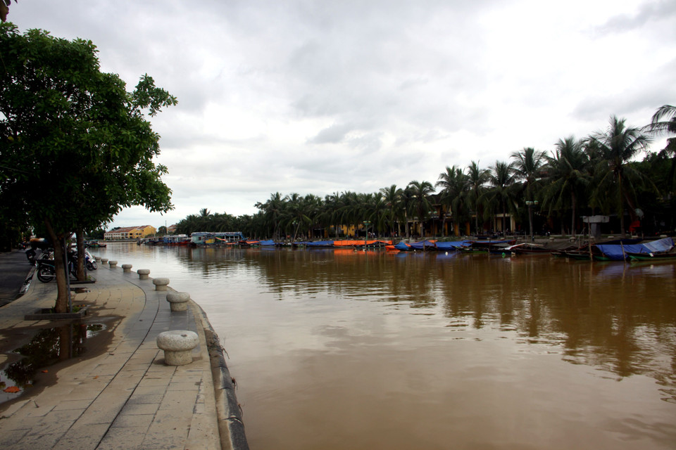 Nước sông Hoài ở thành phố Hội An vẫn ở mức cao, chỉ cách kè đường Bạch Đằng khoảng 0,5m. (Ảnh: Phước Tuệ/TTXVN)